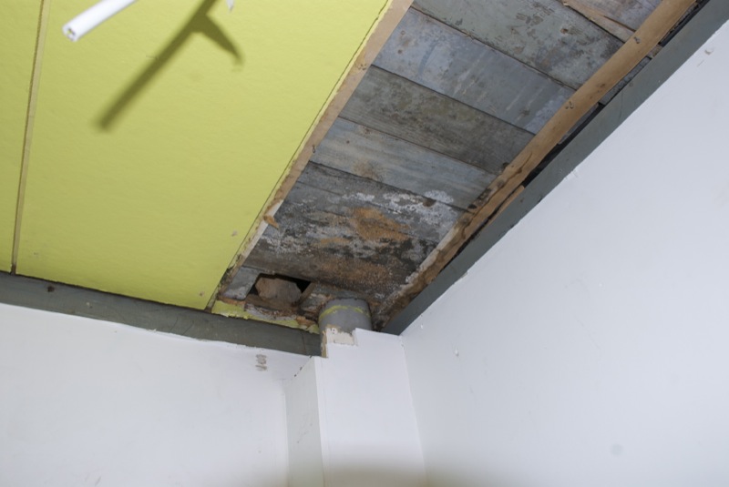 Mädät laudat katossa